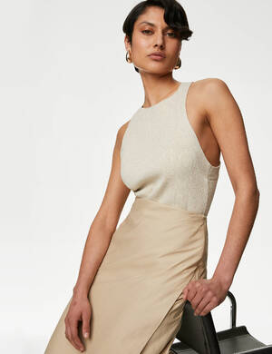 marksandspencer_Leto2024_Bila_T50_5299T_zebrovane tilko ze smesi hedvabi_bila_1899Kc_modelka 2.jpg